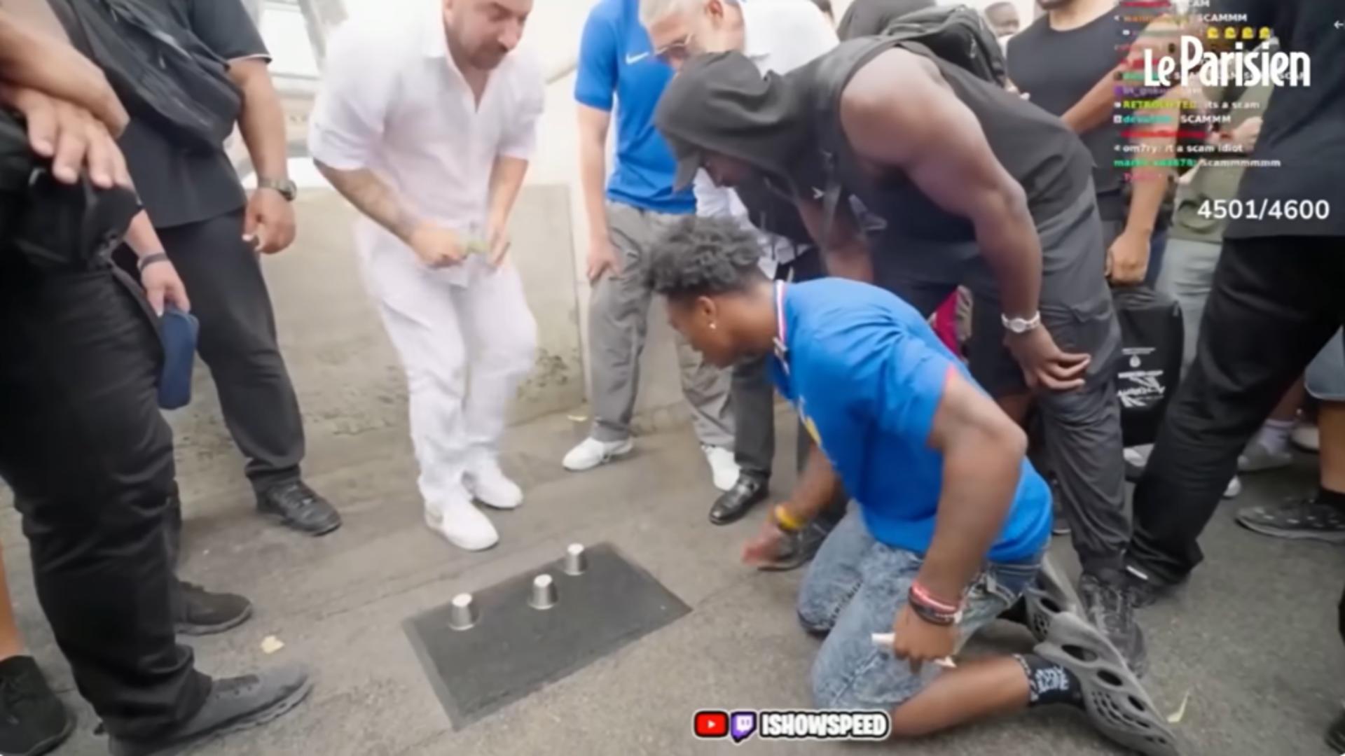 „Combinatorii” cu alba-neagra de la turnul Eiffel au fost săltați de polițiștii francezi. Un influencer i-a dat în vileag. Cât câștigau pe zi