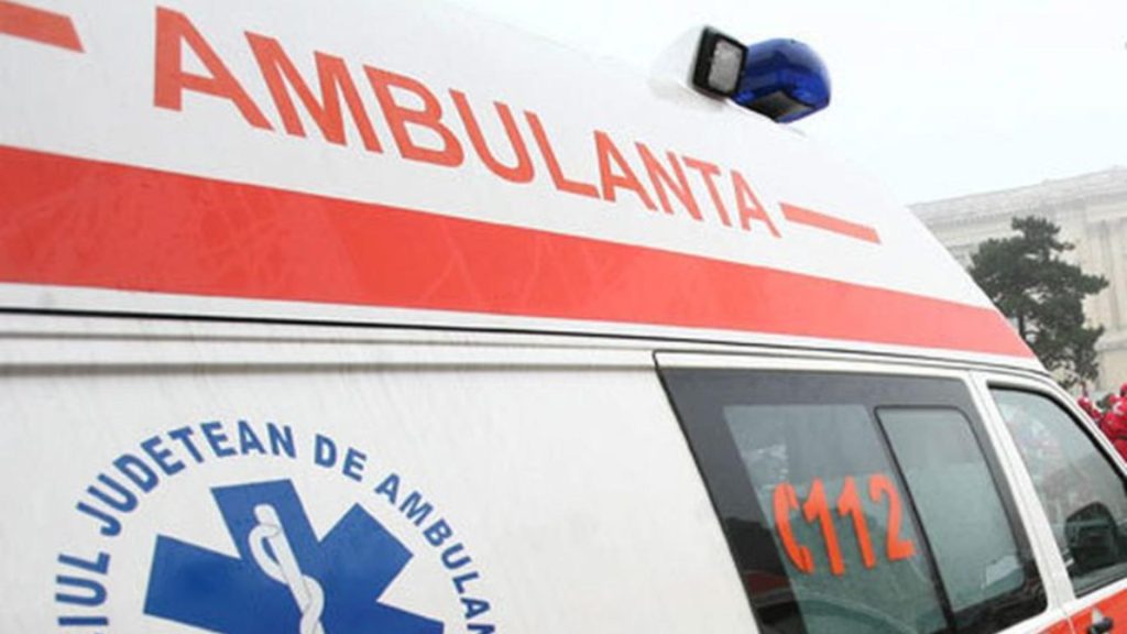O femeie de 70 de ani, transportată la spital cu arsuri pe jumătate din corp, după ce casa i-a luat foc