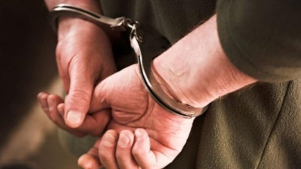 Bătaie ca-n Vestul Sălbatic pe terasa unui bar din Olt. Patru persoane au fost reţinute pentru 24 de ore