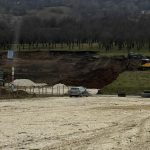 Halucinant! Doi „antreprenori” au făcut parcare în…albia unui rău! Garda de Mediu a intervenit la timp FOTO