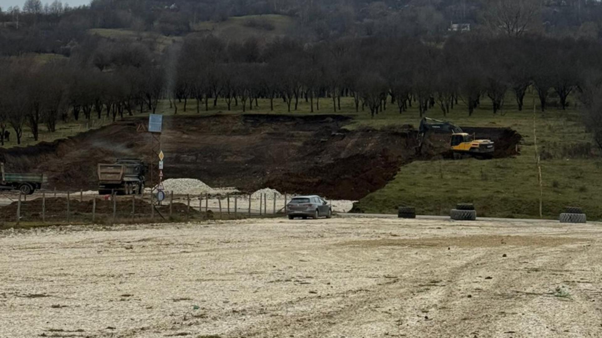 Halucinant! Doi „antreprenori” au făcut parcare în…albia unui rău! Garda de Mediu a intervenit la timp FOTO