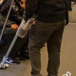 „Curățenie generală” la metrou. Momentul ireal în care un tânăr a început să dea cu aspiratorul printre călători VIDEO