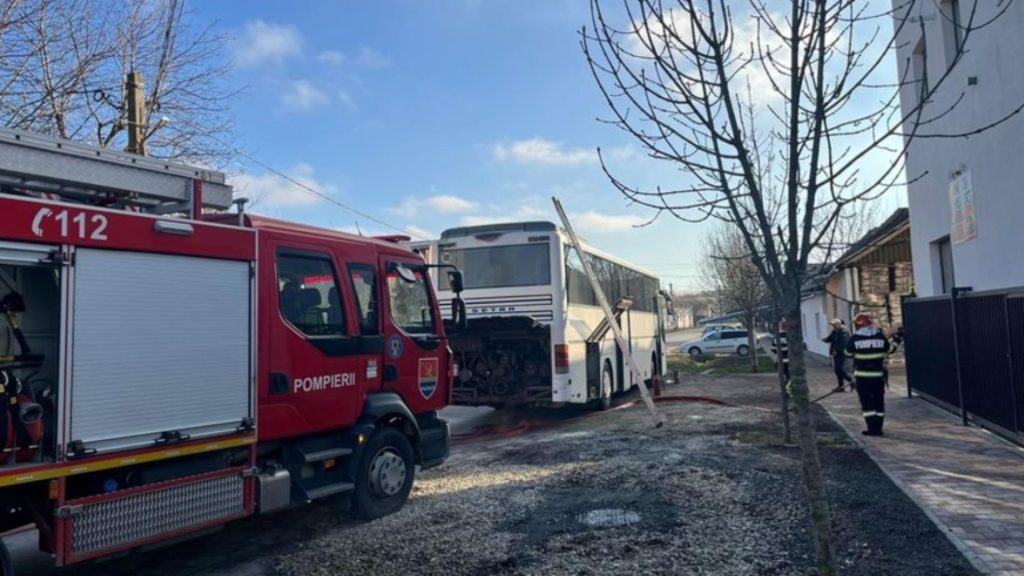 Incident grav în județul Timiș. Un autobuz în care se aflau 52 de persoane a luat foc