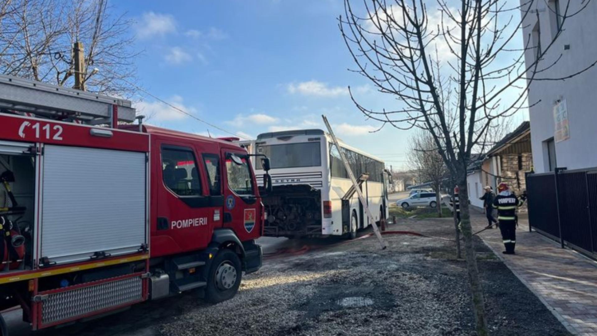 Incident grav în județul Timiș. Un autobuz în care se aflau 52 de persoane a luat foc