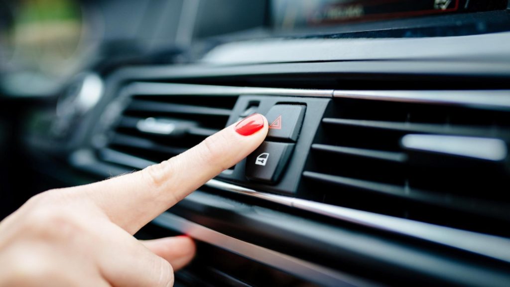 Legal sau doar un obicei? Adevărul despre folosirea avariilor pentru o oprire scurtă la magazin. Ce riști dacă te vede poliția