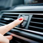 Legal sau doar un obicei? Adevărul despre folosirea avariilor pentru o oprire scurtă la magazin. Ce riști dacă te vede poliția