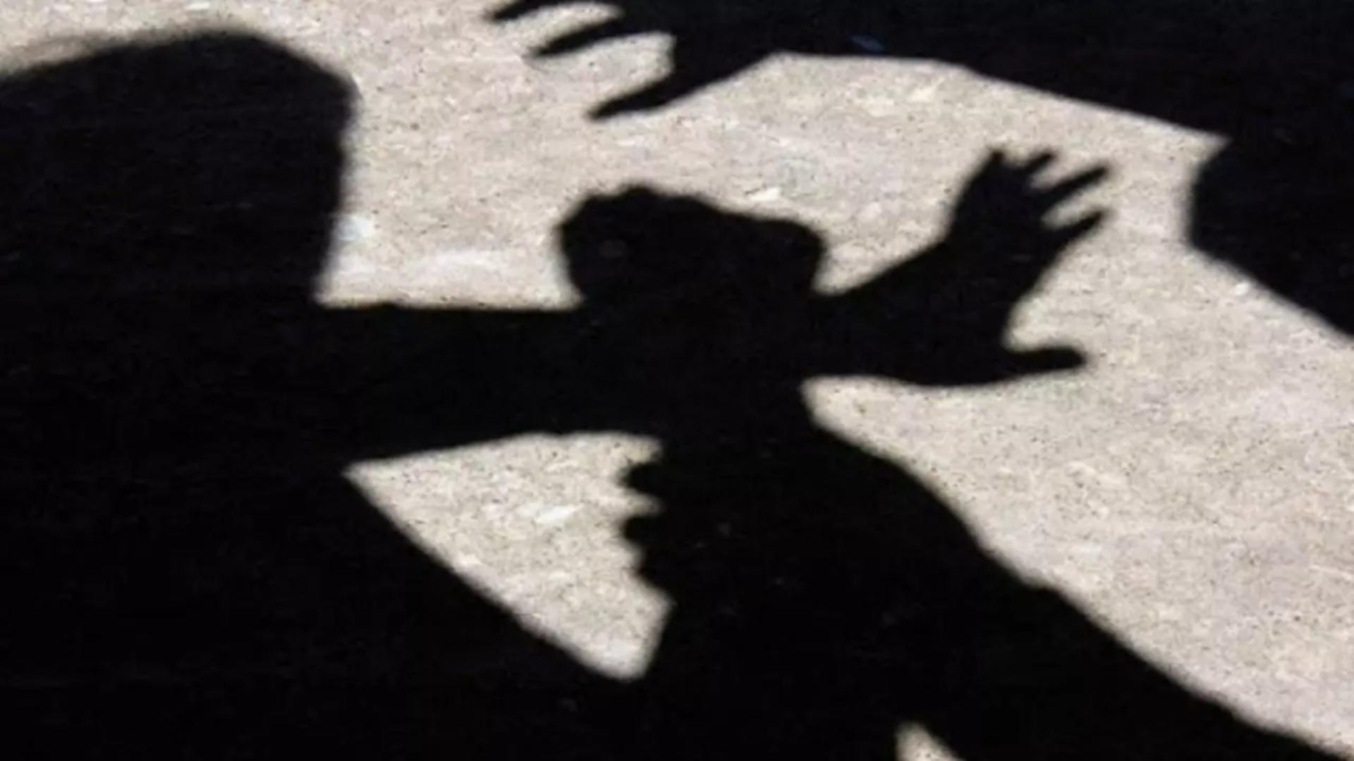 Incident șocant într-o școală din Teleorman. O elevă a fost luată cu forța din clasă și bătută pe stradă. Trei adolescente au fost reținute – VIDEO