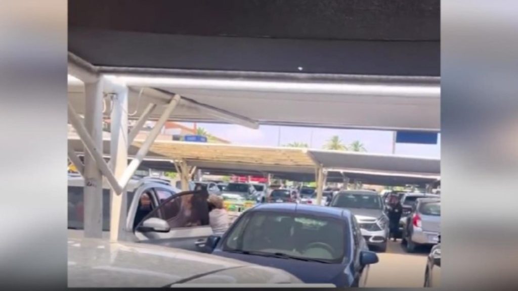 Aglomerația de sărbători le-a scos din minți pe două femei. Bătaie pe locurile de parcare