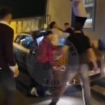 Bătaie la Sibiu! Scandalagii au înconjurat mașina și au distrus tot