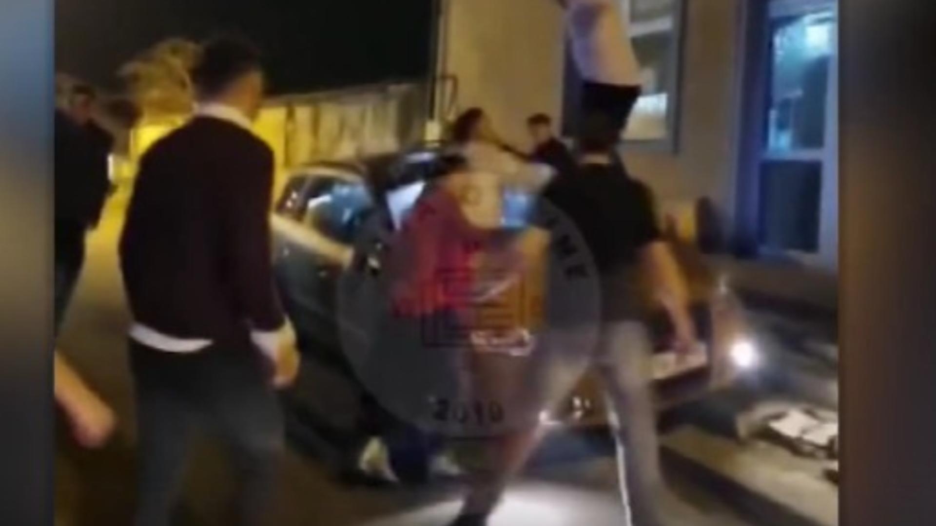 Bătaie la Sibiu! Scandalagii au înconjurat mașina și au distrus tot