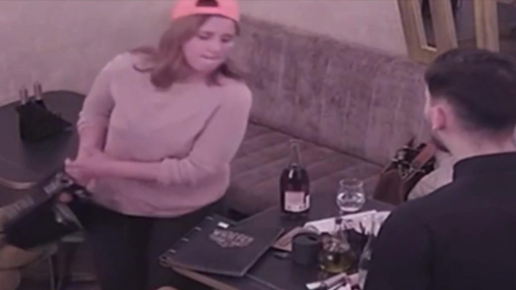 Bătaie în bar. O clientă a lovit angajații, supărată că s-a terminat programul și nu a reușit să-și bea șampania
