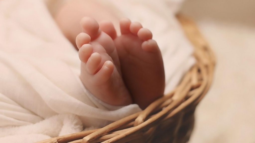 Caz bizar într-un spital. O femeie a adus un bebeluș mort în rucsac și a oferit o explicație uluitoare