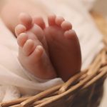 Caz bizar într-un spital. O femeie a adus un bebeluș mort în rucsac și a oferit o explicație uluitoare