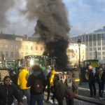 Război în toată regula, pe străzile din Bruxelles. Mii de fermieri au luat cu asalt capitala Uniunii Europene VIDEO