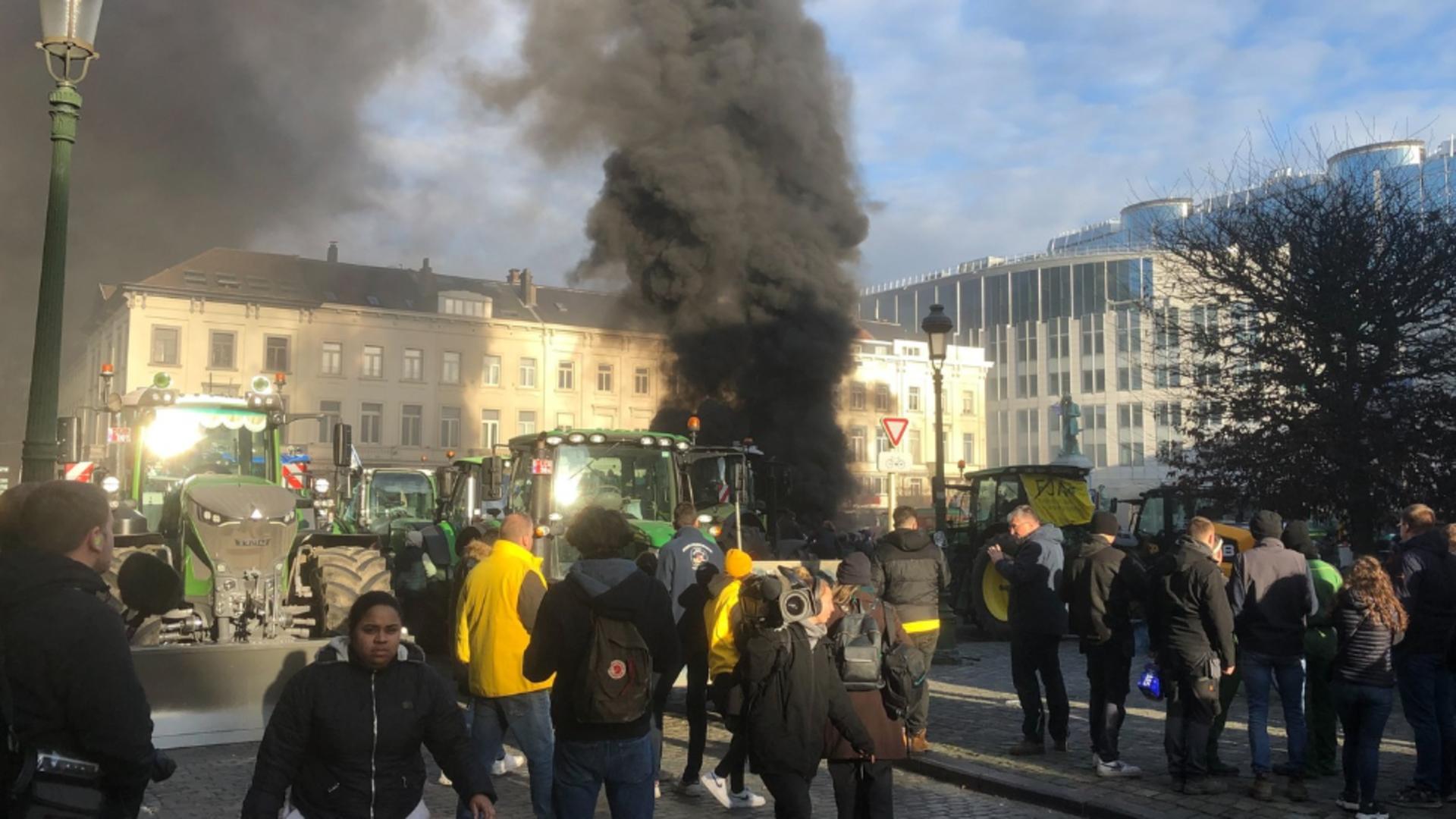 Război în toată regula, pe străzile din Bruxelles. Mii de fermieri au luat cu asalt capitala Uniunii Europene VIDEO