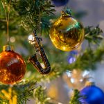 Cum să împodobești bradul pentru a atrage armonia în casă. Ce simbolizează culorile și ce influență au asupra energiei din locuință