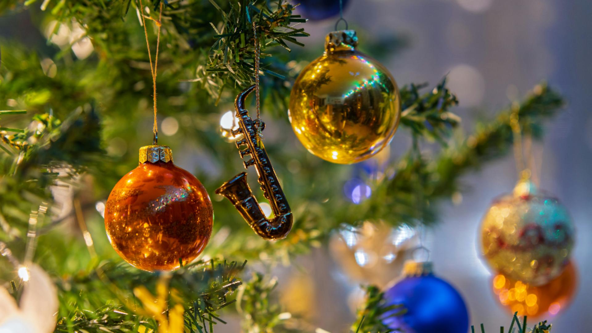 Cum să împodobești bradul pentru a atrage armonia în casă. Ce simbolizează culorile și ce influență au asupra energiei din locuință