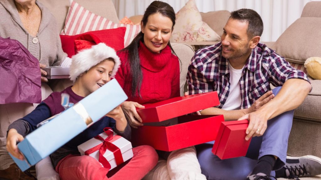 Sărbătorile sunt legate mai degrabă de dorințe decât de nevoi. Cum să cheltuim „cu cap”, în luna decembrie
