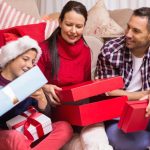 Sărbătorile sunt legate mai degrabă de dorințe decât de nevoi. Cum să cheltuim „cu cap”, în luna decembrie