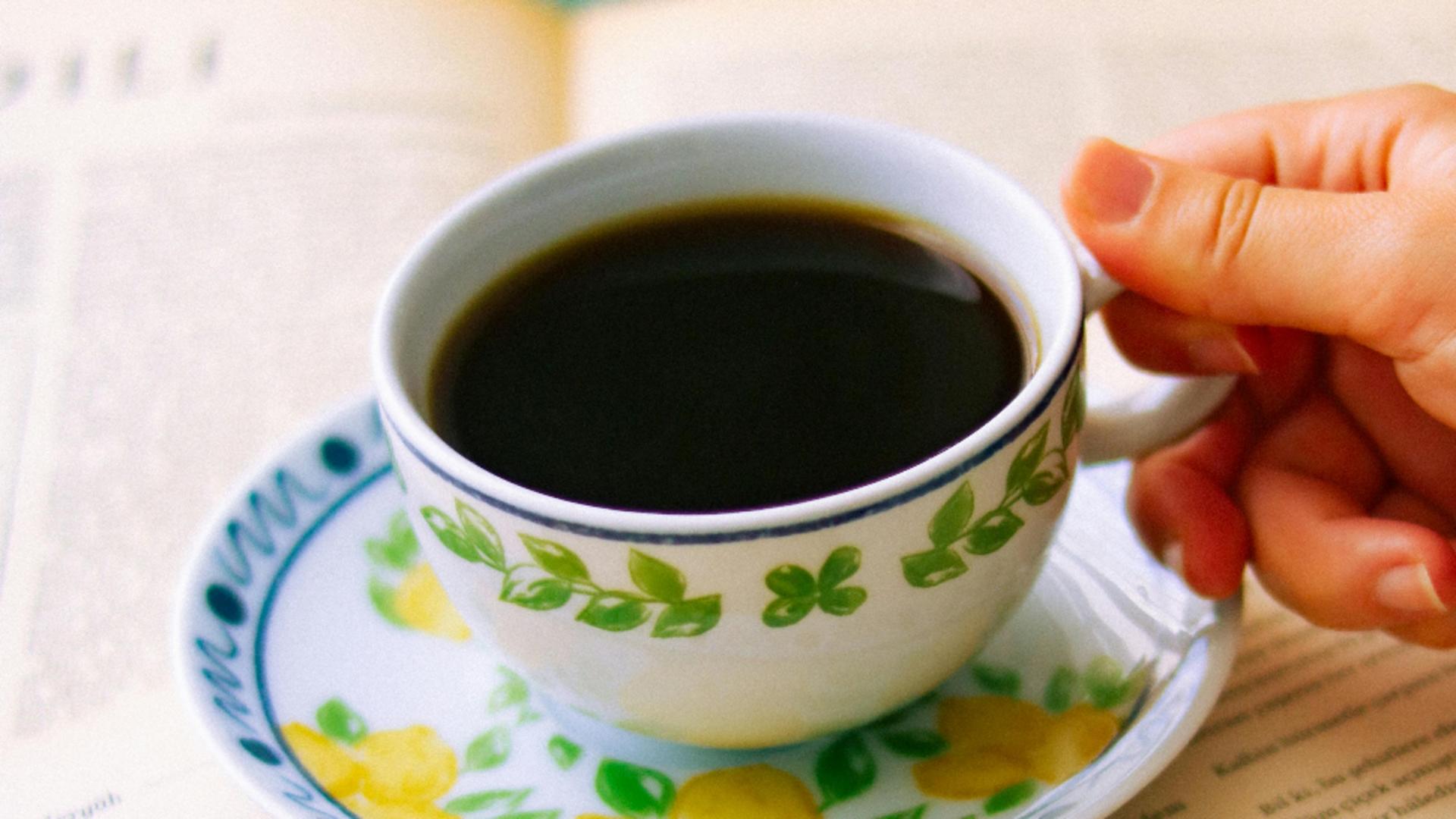 Ce se întâmplă dacă pui câteva cristale de sare în cafea. Trucul la care nu vei mai renunța