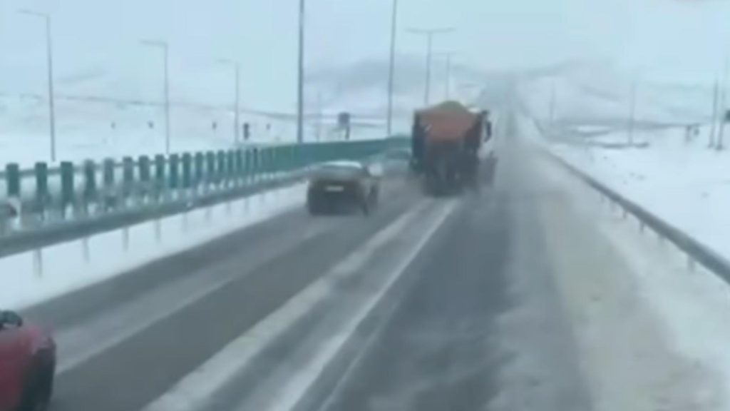 Drumarii trag un semnal de alarmă: șoferii sunt sfătuiți să nu depășească utilajele de deszăpezire și să păstreze distanța – VIDEO