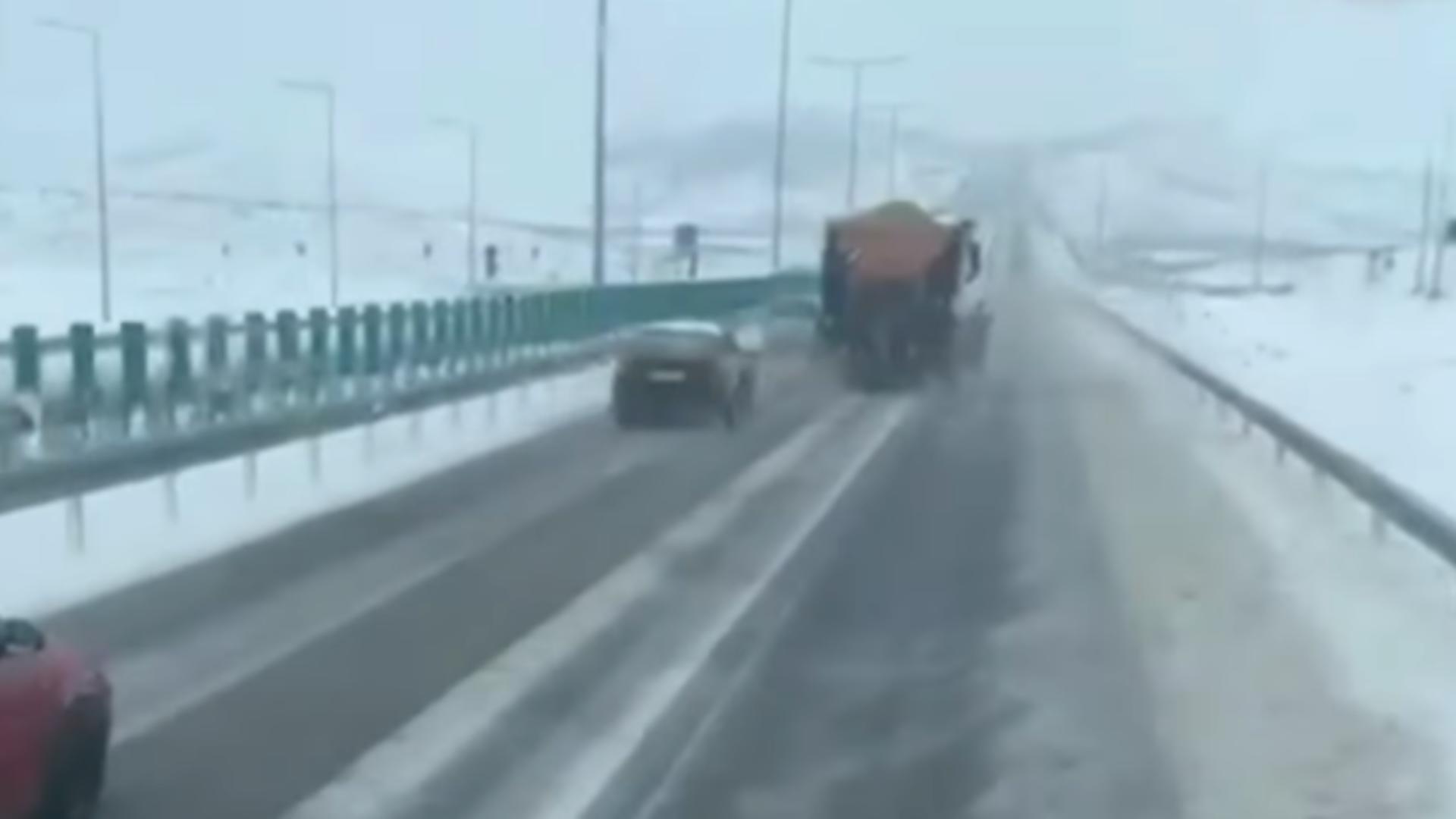 Drumarii trag un semnal de alarmă: șoferii sunt sfătuiți să nu depășească utilajele de deszăpezire și să păstreze distanța – VIDEO