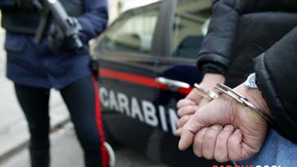 Român condamnat la 7 ani pentru evaziune, prins după 5 ani la Napoli. Soția sa, consilier local la Sibiu