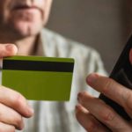 Goana după cadouri vine cu riscuri online. Datele bancare, ținta escrocheriilor în prag de sărbători