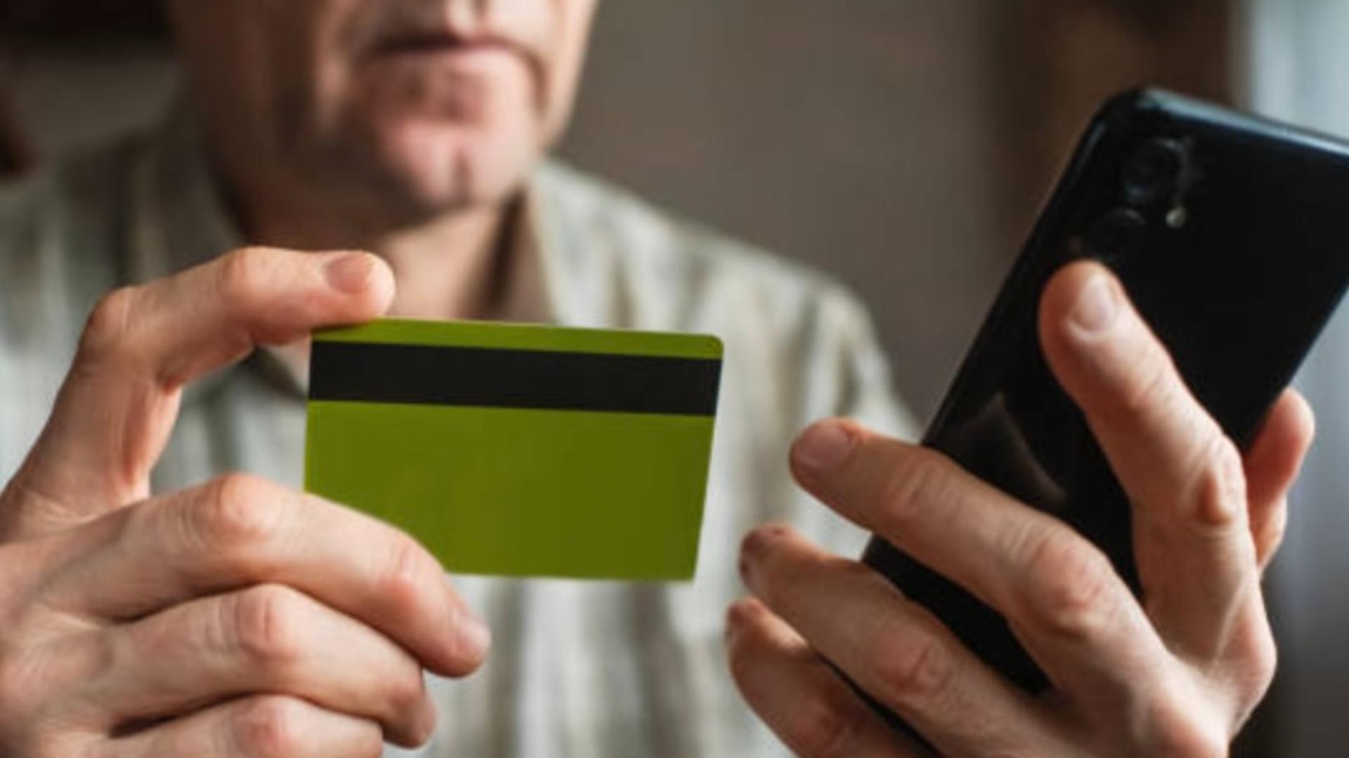 Goana după cadouri vine cu riscuri online. Datele bancare, ținta escrocheriilor în prag de sărbători