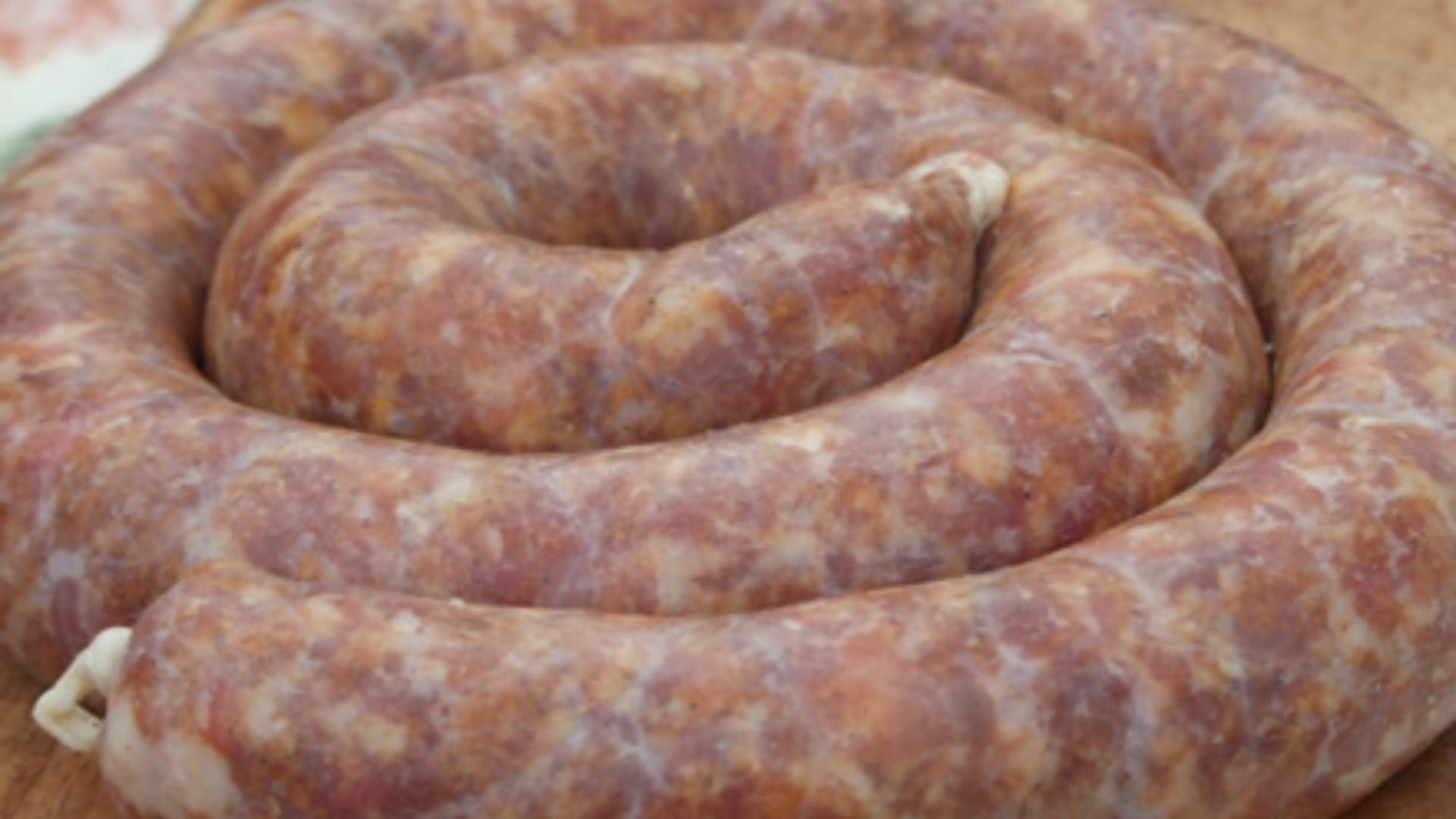 Câtă sare se pune la cârnații de casă? Rețeta bunicii care redă gustul din copilărie