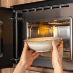 Alimente pe care NU ar trebui să le încălzești niciodată la cuptorul cu microunde