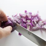 Cum poți tăia ceapa fără să lăcrimezi. Trucul pe care trebuie să-l cunoască orice gospodină