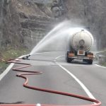 Traficul pe Valea Oltului, în zona unde sunt scăpări de gaze dintr-o cisternă cu GPL, rămâne închis până miercuri dimineaţă. Anunțul IPJ Sibiu
