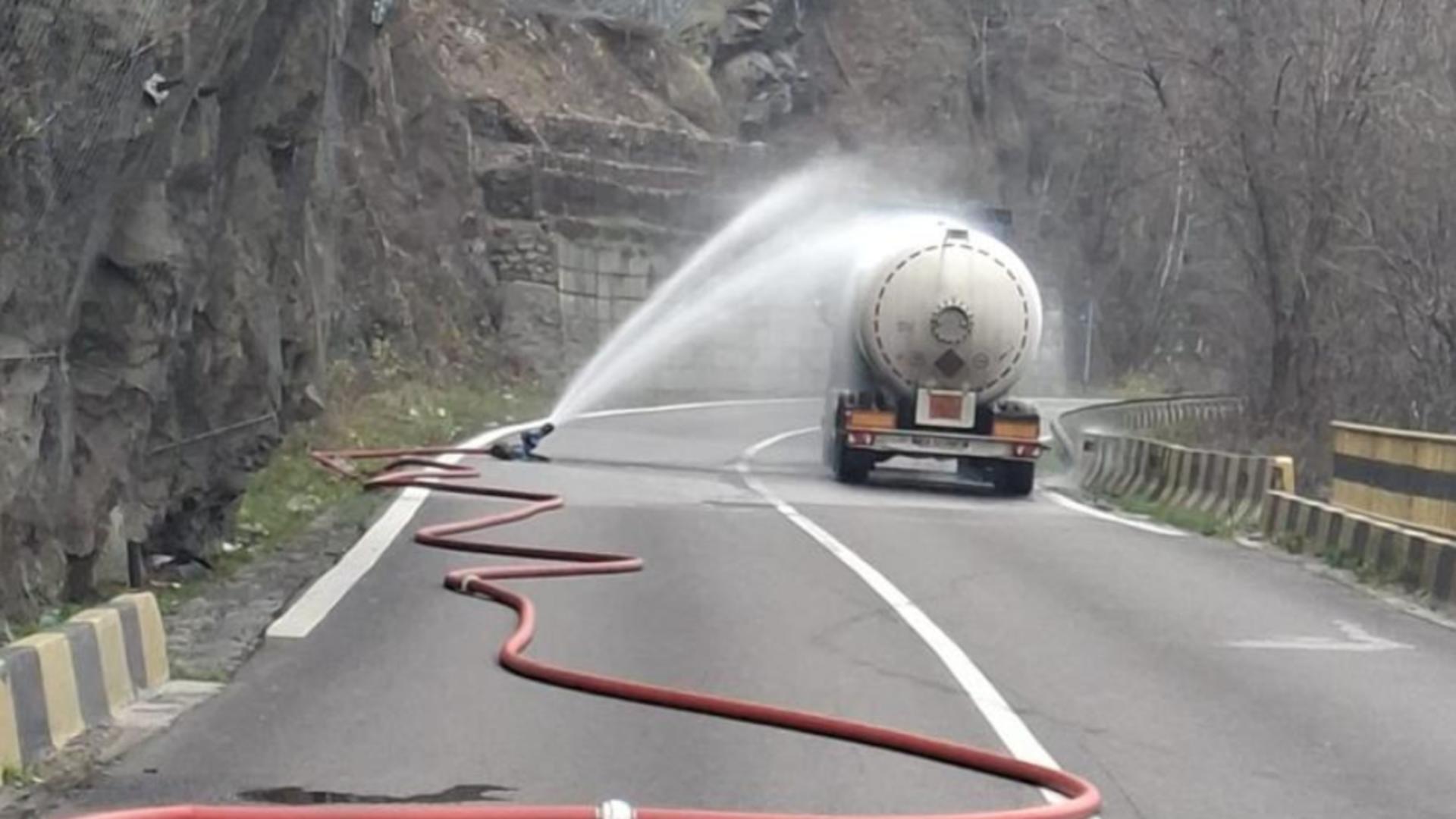 Traficul pe Valea Oltului, în zona unde sunt scăpări de gaze dintr-o cisternă cu GPL, rămâne închis până miercuri dimineaţă. Anunțul IPJ Sibiu