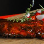 Coaste de porc glazurate cu miere și sos barbeque, la cuptor. Preparatul perfect pentru o petrecere de Revelion