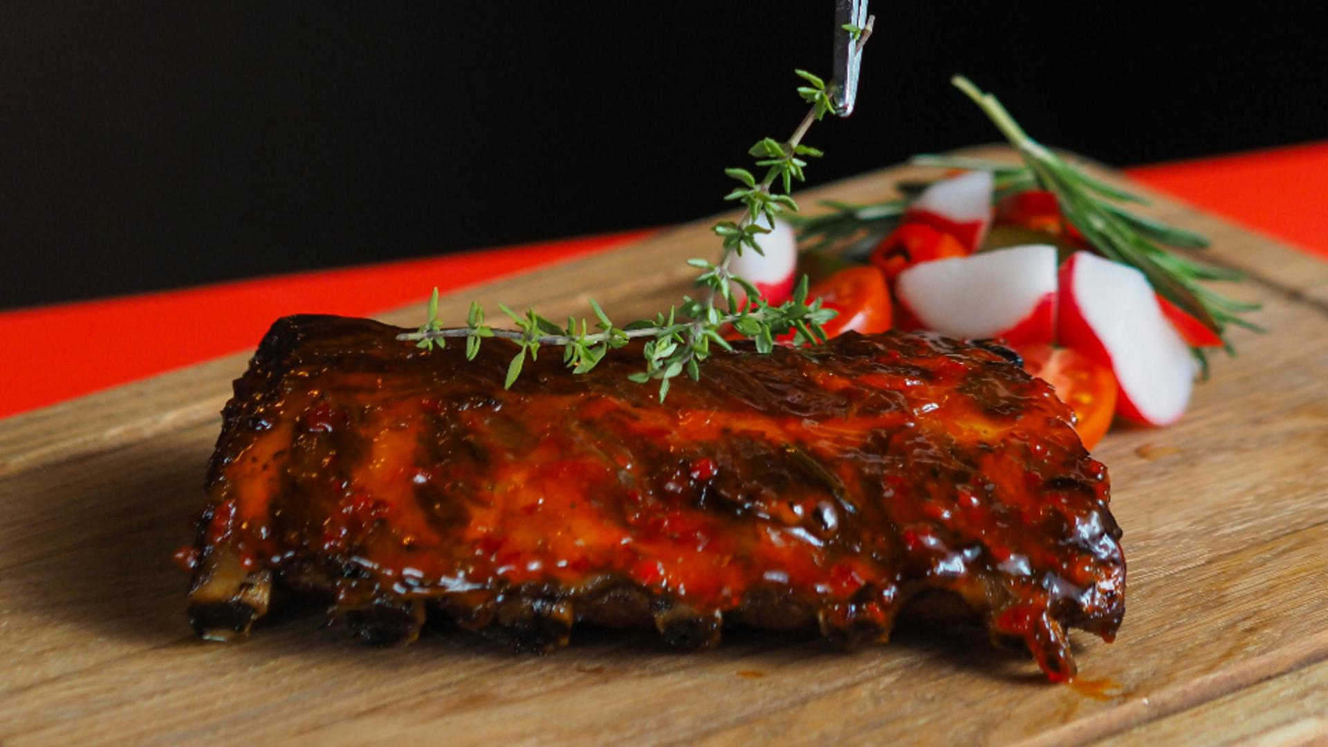 Coaste de porc glazurate cu miere și sos barbeque, la cuptor. Preparatul perfect pentru o petrecere de Revelion