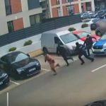 Doi pretinși colindători au tot încercat ușile unui bloc din Arad. Locatarii au chemat poliția, care i-a pus pe fugă