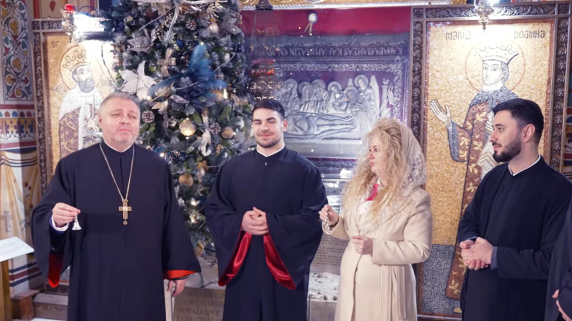 Părintele Emil Cărămizaru, moment emoționant în biserică. Colindul  „Flori de Cer”, cântat cu emoție de Crăciun. VIDEO