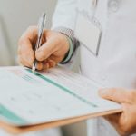 În ultima ședință din 2025, Guvernul vrea să mai taie o zi din concediu medical al românilor