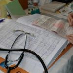 Noaptea, ca hoții: proiectul controversat aprobat de Guvernul Bolojan. Bolnavii puși să își plătească singuri o zi din concediile medicale