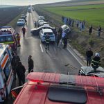 Carambol de proporții în Covasna: 7 mașini implicate și 17 persoane evaluate de medici. Cinci victime au ajuns la spital FOTO