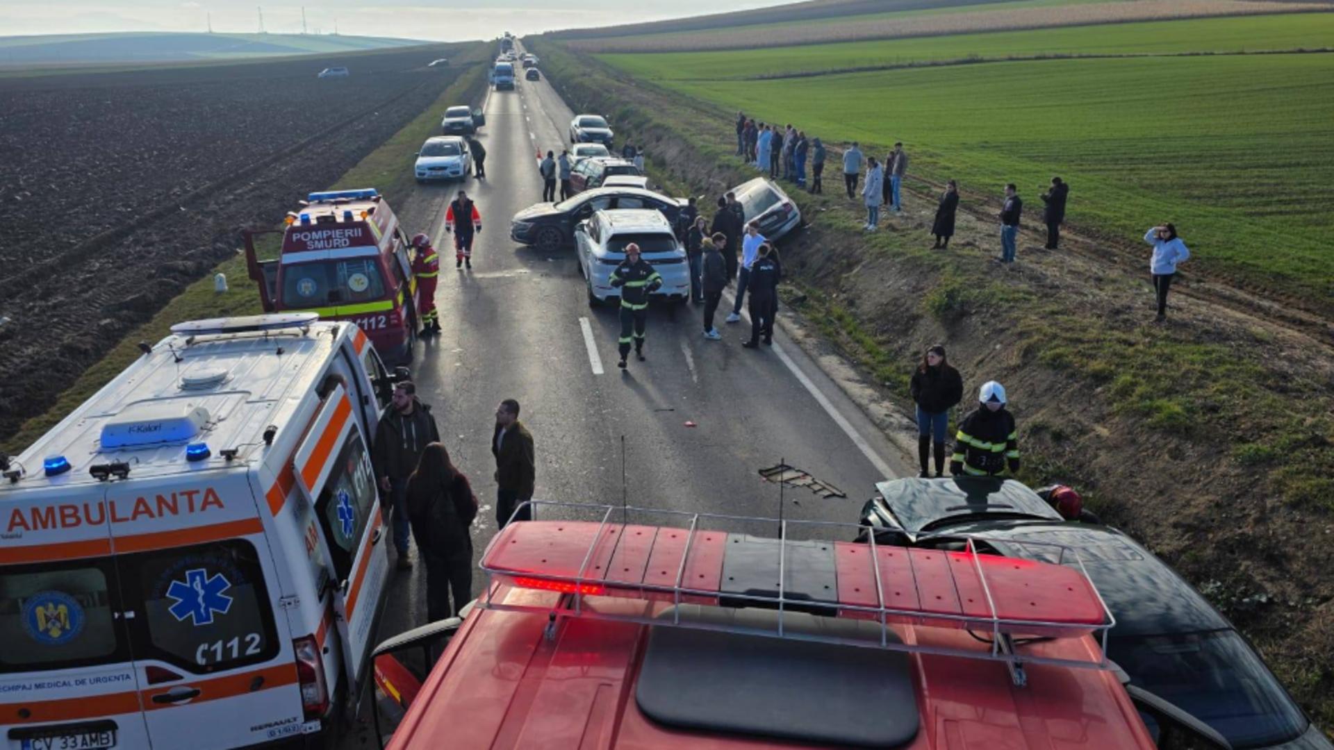 Carambol de proporții în Covasna: 7 mașini implicate și 17 persoane evaluate de medici. Cinci victime au ajuns la spital FOTO