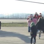 Moș Crăciun a venit anul acesta cu elicopterul Black Hawk. VIDEO