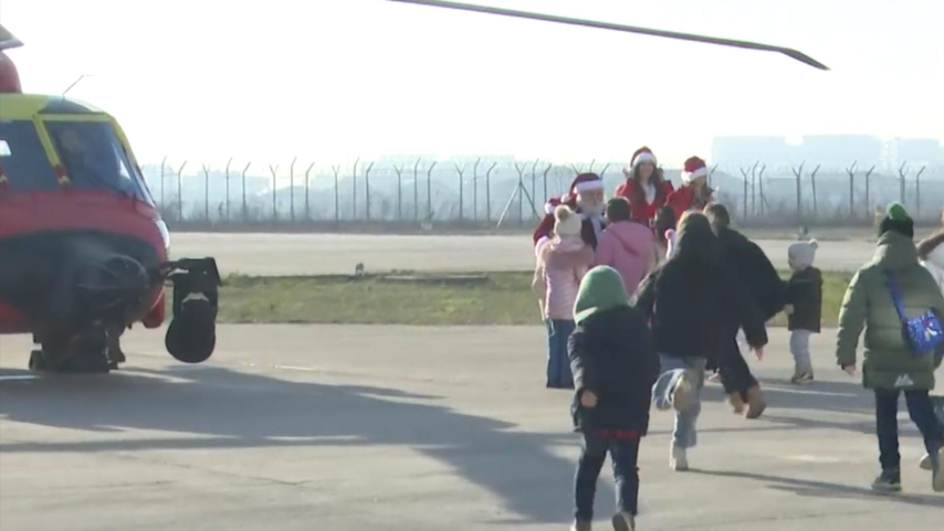 Moș Crăciun a venit anul acesta cu elicopterul Black Hawk. VIDEO