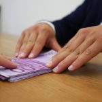Românii se refugiază în valută. Economiile populației în euro și dolari au explodat cu peste 15%