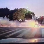 Bicicleta electrică a unui curier a luat foc din mers. Bărbatul s-a ales cu arsuri pe aproape 90% din suprafața corpului – VIDEO