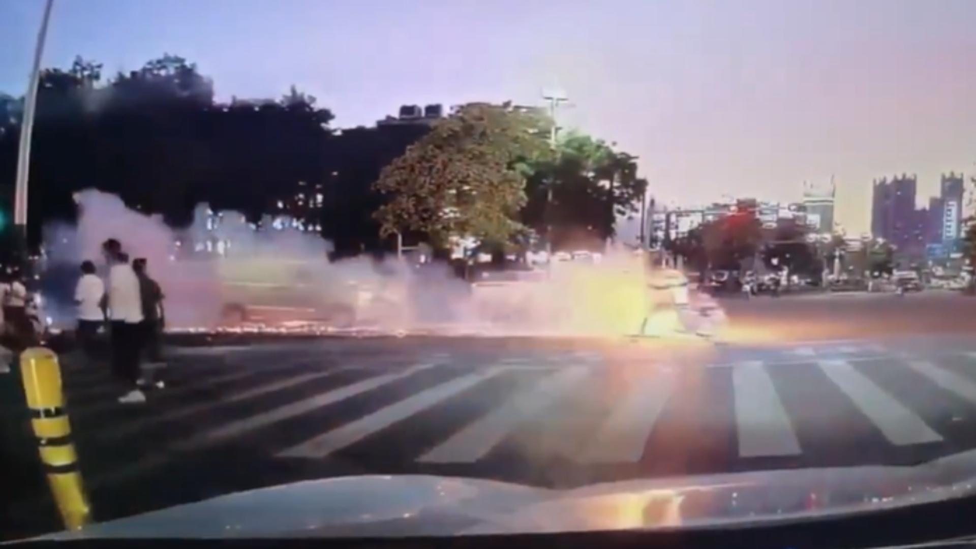 Bicicleta electrică a unui curier a luat foc din mers. Bărbatul s-a ales cu arsuri pe aproape 90% din suprafața corpului – VIDEO