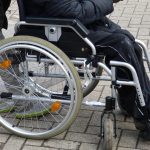 Certificat de handicap cu însoțitor: ce afecțiuni pot beneficia de acest drept și cum se acordă