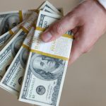 Șeful pe care și-l dorește oricine. Și-a vândut afacerea și a oferit fiecărui angajat bonusuri de 400.000 de dolari