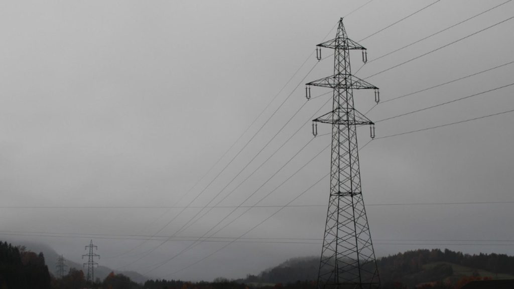 Nenorocirea continuă: curent tăiat în Prahova, după ce locuitorii nu au apă de 10 zile. Mai multe localități au rămas fără electricitate